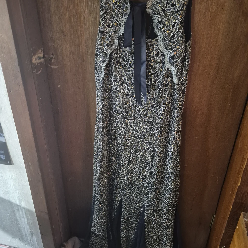 Elegant Black and Gold Lace Dress - Picture 2 of 2